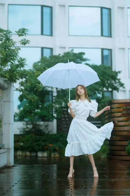 孟美岐風格變了不少，穿小白裙扮鄰家小妹，還挺好看的