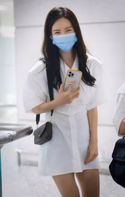 金晨有點瘦過頭了，機場穿襯衫玩「下衣失蹤」，雙腿就剩皮包骨了