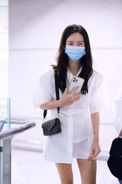 金晨有點瘦過頭了，機場穿襯衫玩「下衣失蹤」，雙腿就剩皮包骨了