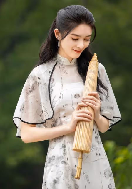 女團出身的傅菁，穿旗袍裙溫婉又恬靜，盡顯江南女子的古典美