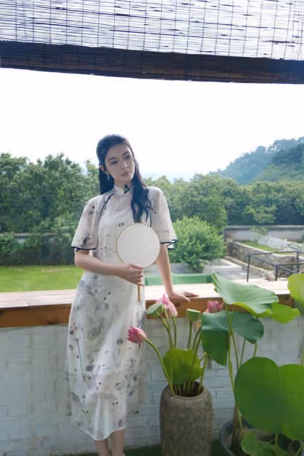 女團出身的傅菁，穿旗袍裙溫婉又恬靜，盡顯江南女子的古典美