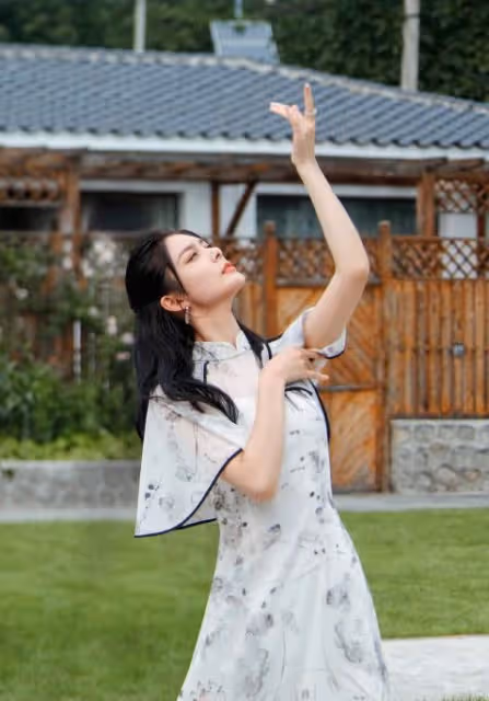 女團出身的傅菁，穿旗袍裙溫婉又恬靜，盡顯江南女子的古典美
