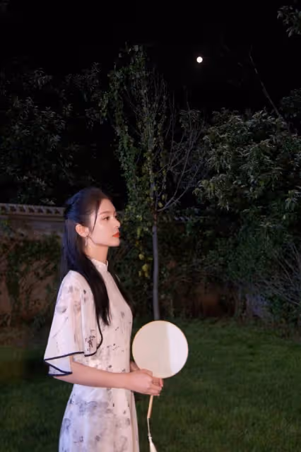 女團出身的傅菁，穿旗袍裙溫婉又恬靜，盡顯江南女子的古典美