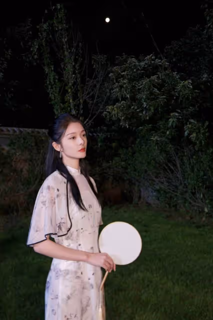 女團出身的傅菁，穿旗袍裙溫婉又恬靜，盡顯江南女子的古典美