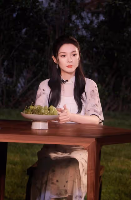 女團出身的傅菁，穿旗袍裙溫婉又恬靜，盡顯江南女子的古典美