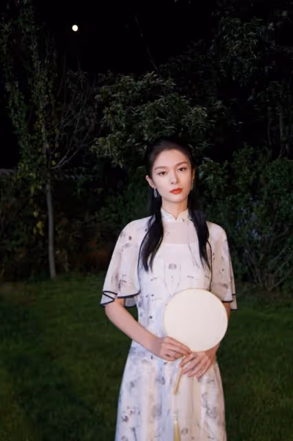 女團出身的傅菁，穿旗袍裙溫婉又恬靜，盡顯江南女子的古典美