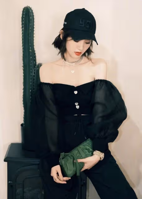 唐藝昕身材「漲」了不少，一字領上衣穿出凹凸感，張若昀有眼光