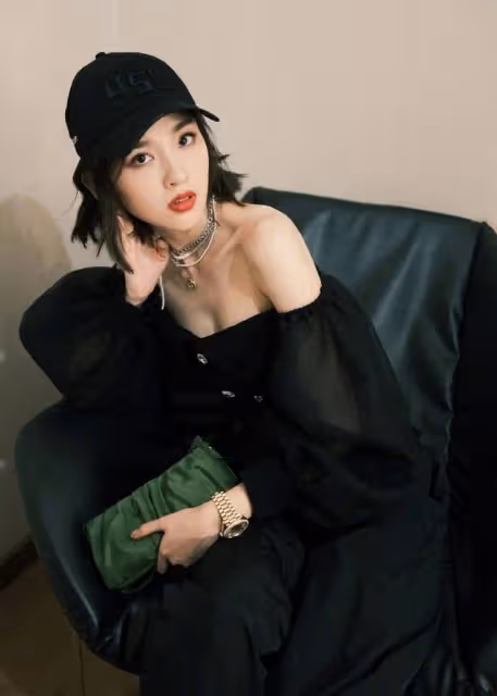 唐藝昕身材「漲」了不少，一字領上衣穿出凹凸感，張若昀有眼光