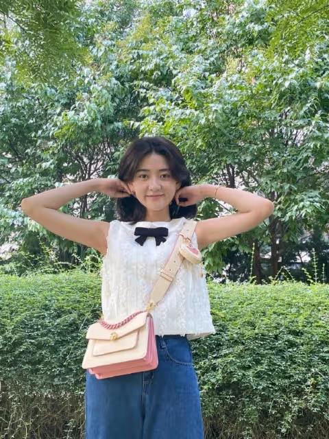 分手後的梁潔更少女了，穿短上衣配牛仔褲出門，生圖下仍嫩出水來