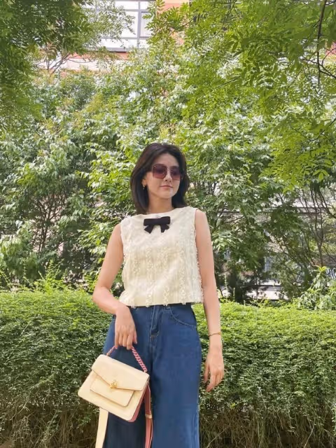 分手後的梁潔更少女了，穿短上衣配牛仔褲出門，生圖下仍嫩出水來