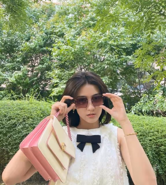 分手後的梁潔更少女了，穿短上衣配牛仔褲出門，生圖下仍嫩出水來