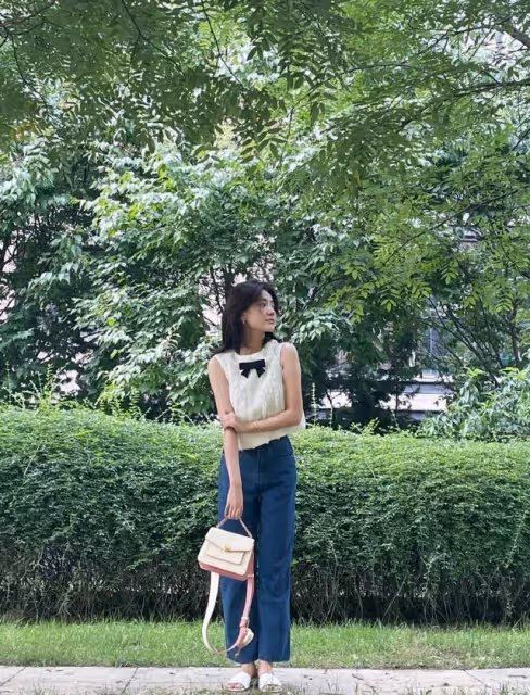 分手後的梁潔更少女了，穿短上衣配牛仔褲出門，生圖下仍嫩出水來