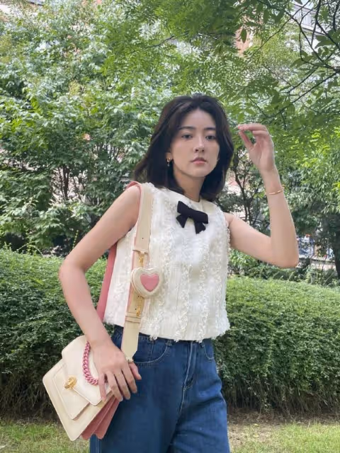 分手後的梁潔更少女了，穿短上衣配牛仔褲出門，生圖下仍嫩出水來