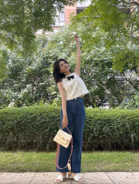 分手後的梁潔更少女了，穿短上衣配牛仔褲出門，生圖下仍嫩出水來
