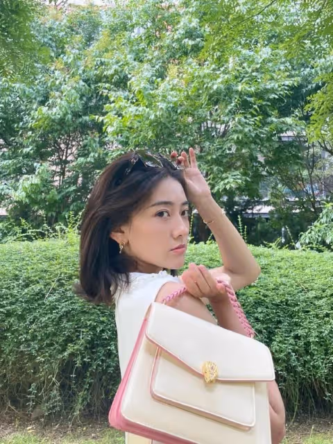 分手後的梁潔更少女了，穿短上衣配牛仔褲出門，生圖下仍嫩出水來