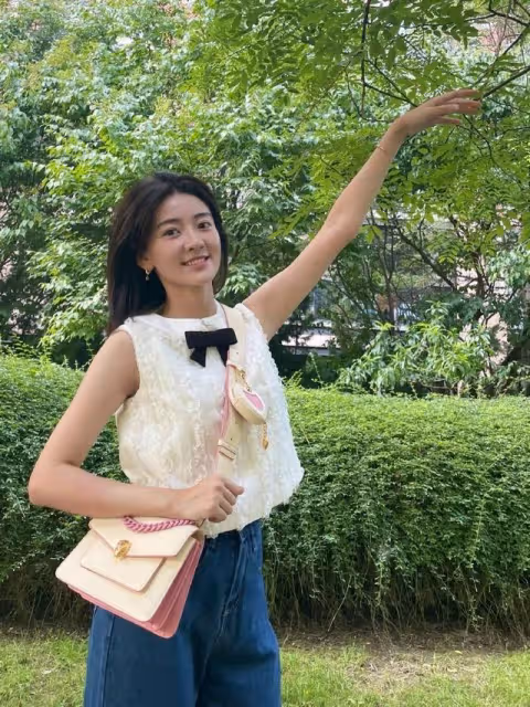分手後的梁潔更少女了，穿短上衣配牛仔褲出門，生圖下仍嫩出水來