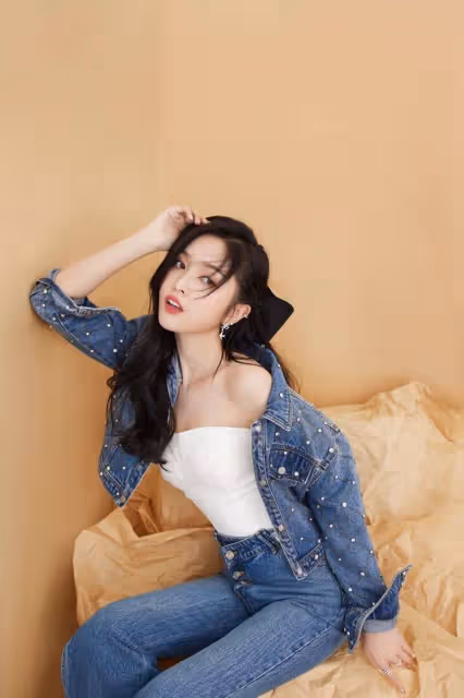 吳宣儀也不好好穿衣，斜穿牛仔外套內搭抹胸，身材居然這麼出眾