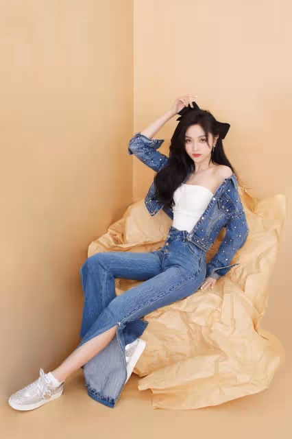 吳宣儀也不好好穿衣，斜穿牛仔外套內搭抹胸，身材居然這麼出眾