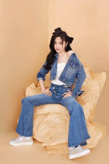 吳宣儀也不好好穿衣，斜穿牛仔外套內搭抹胸，身材居然這麼出眾