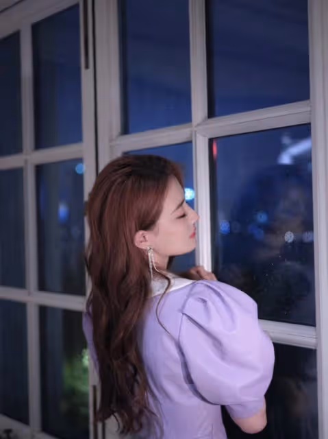 年輕就是好啊，徐璐穿香芋紫裙美如初戀，雙腿也太細了吧