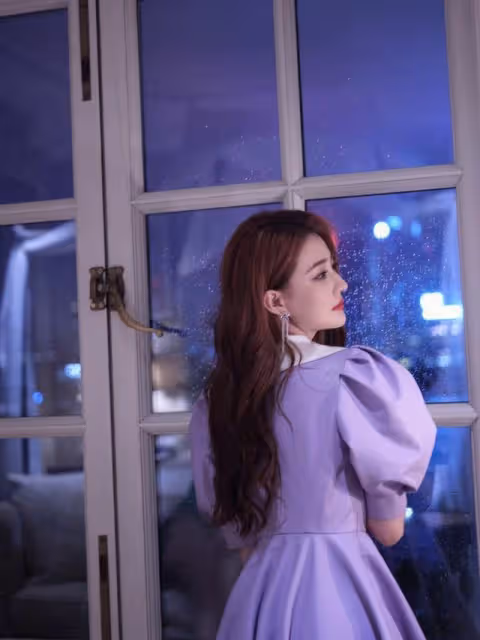 年輕就是好啊，徐璐穿香芋紫裙美如初戀，雙腿也太細了吧