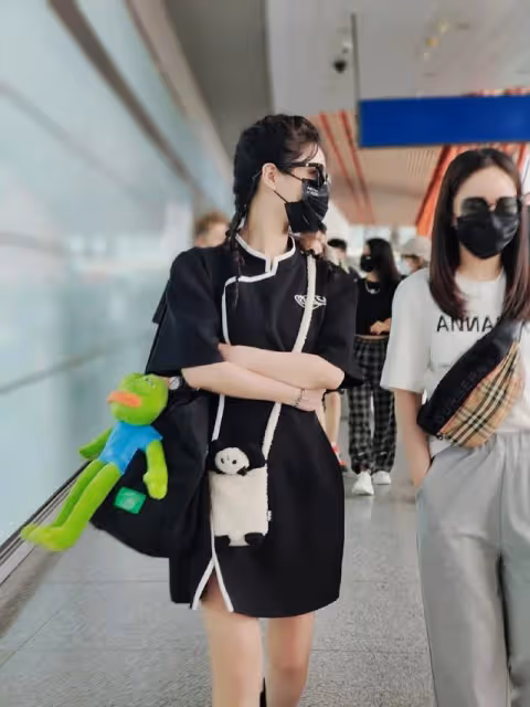 薇婭女團造型走機場，穿改良旗袍扎麻花辮，這身材不當明星可惜了