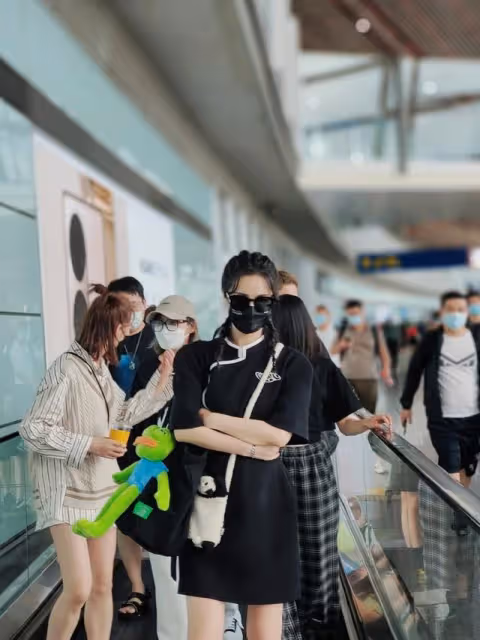 薇婭女團造型走機場，穿改良旗袍扎麻花辮，這身材不當明星可惜了