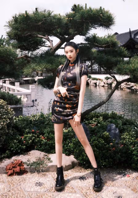 薇婭女團造型走機場，穿改良旗袍扎麻花辮，這身材不當明星可惜了