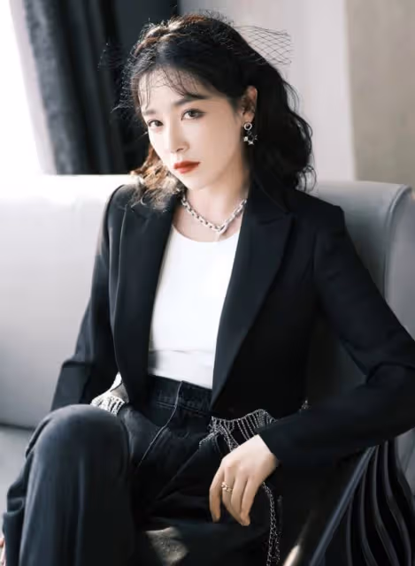 闞清子真懂打扮自己，西裝挑短款，褲子選高腰，輕鬆穿出好比例
