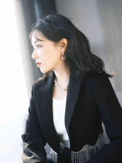 闞清子真懂打扮自己，西裝挑短款，褲子選高腰，輕鬆穿出好比例
