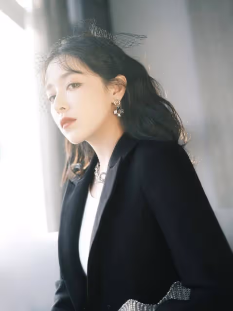闞清子真懂打扮自己，西裝挑短款，褲子選高腰，輕鬆穿出好比例