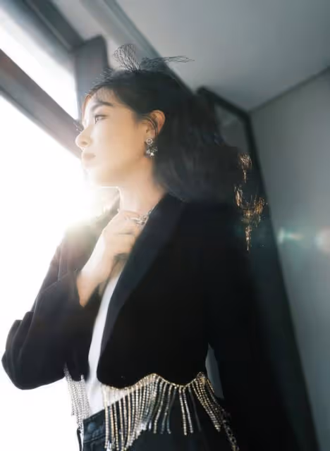 闞清子真懂打扮自己，西裝挑短款，褲子選高腰，輕鬆穿出好比例