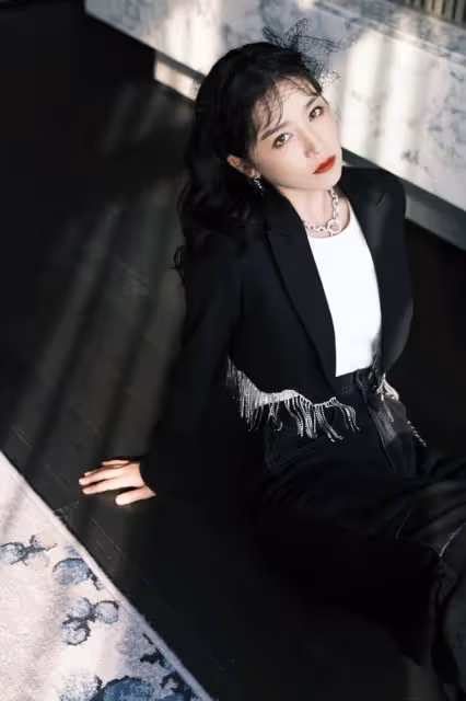闞清子真懂打扮自己，西裝挑短款，褲子選高腰，輕鬆穿出好比例