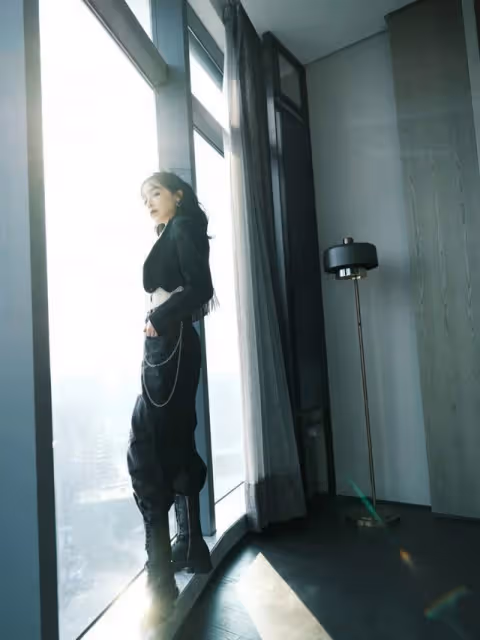 闞清子真懂打扮自己，西裝挑短款，褲子選高腰，輕鬆穿出好比例