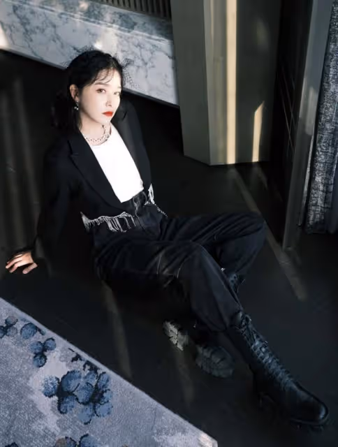 闞清子真懂打扮自己，西裝挑短款，褲子選高腰，輕鬆穿出好比例