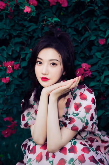 景甜不穿旗袍也驚艷，穿碎花裙打扮復古明艷，不愧是人間富貴花