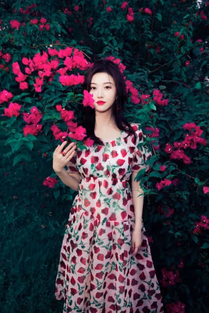 景甜不穿旗袍也驚艷，穿碎花裙打扮復古明艷，不愧是人間富貴花