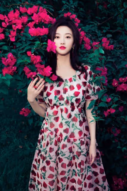 景甜不穿旗袍也驚艷，穿碎花裙打扮復古明艷，不愧是人間富貴花