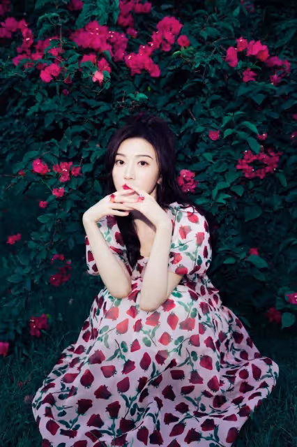 景甜不穿旗袍也驚艷，穿碎花裙打扮復古明艷，不愧是人間富貴花