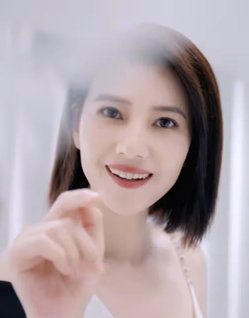 高圓圓罕見再露面，穿不規則弔帶裙秀迷人鎖骨，身材狀態雙在線
