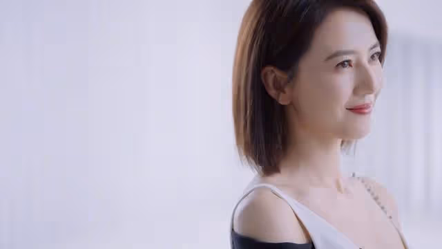 高圓圓罕見再露面，穿不規則弔帶裙秀迷人鎖骨，身材狀態雙在線
