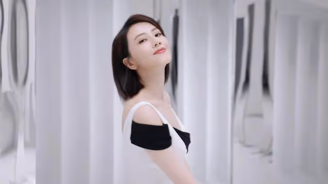 高圓圓罕見再露面，穿不規則弔帶裙秀迷人鎖骨，身材狀態雙在線