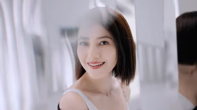 高圓圓罕見再露面，穿不規則弔帶裙秀迷人鎖骨，身材狀態雙在線