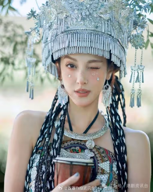 又一位TVB後生仔宣布離巢!陳凱琳生日游麗江變身民族少女