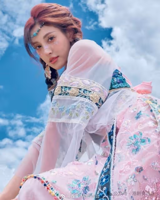 又一位TVB後生仔宣布離巢!陳凱琳生日游麗江變身民族少女