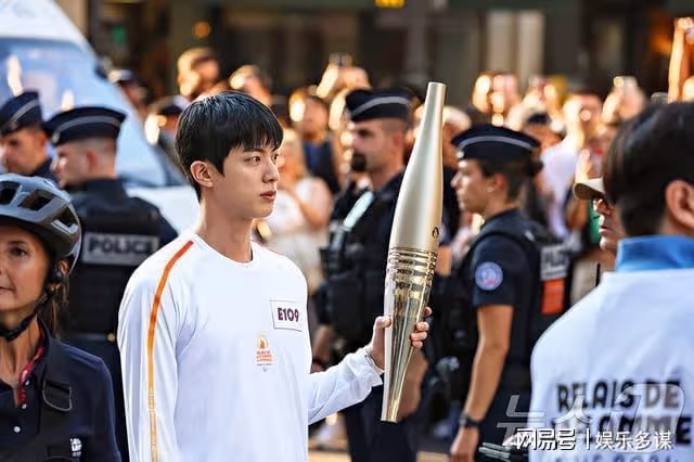 2024巴黎奧運防彈Jin傳遞聖火即時畫面!拿火炬自拍+靦腆笑緊張