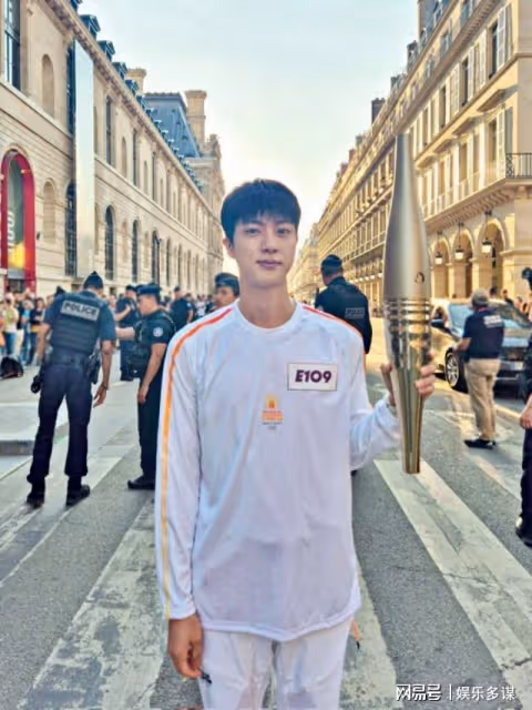 2024巴黎奧運防彈Jin傳遞聖火即時畫面!拿火炬自拍+靦腆笑緊張