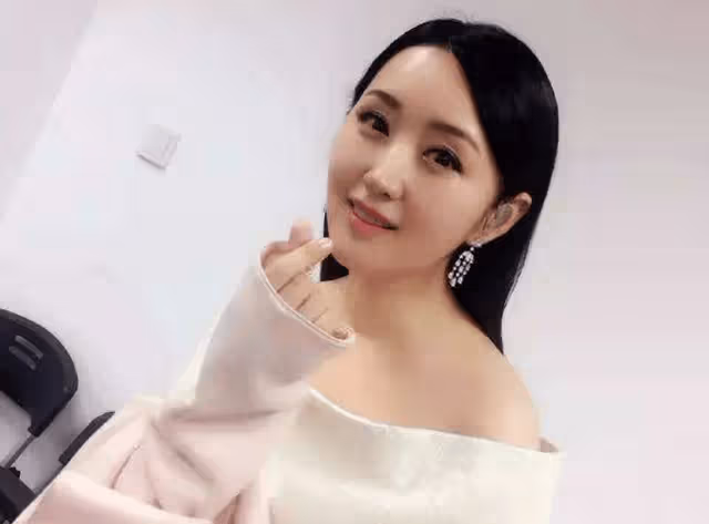 楊鈺瑩49歲真實容貌曝光,無美顏照片驚艷網友,令人難以置信!