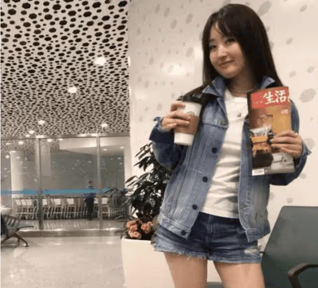 楊鈺瑩49歲真實容貌曝光,無美顏照片驚艷網友,令人難以置信!