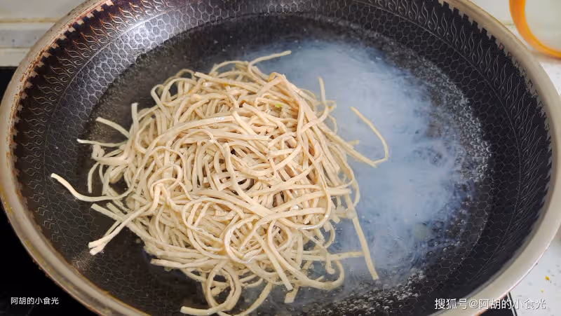夏天這菜使勁吃,3塊一個蔬菜之王! 拌一拌清爽上桌,一口多種滋味、食慾全開